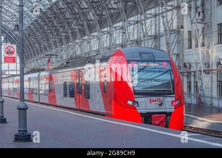 Moskau, Russland - 17. Juli 2021: Der Hochgeschwindigkeitszug zum Flughafen Vnukovo steht neben dem Bahnsteig. Stockfoto