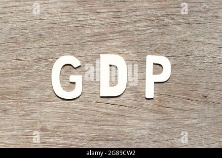 Buchstabenbuchstabe in Wort GDP (Abkürzung für gute Verbreitungspraxis oder Bruttoinlandsprodukt) auf Holzhintergrund Stockfoto