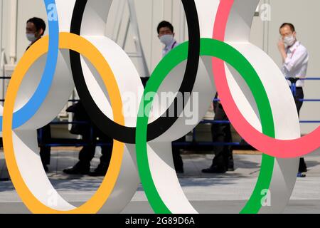 Tokio, Japan. Juli 2021. Menschen mit Gesichtsmasken laufen an den Olympischen Ringen in der Nähe des Nationalstadions in Tokio vorbei. Kredit: SOPA Images Limited/Alamy Live Nachrichten Stockfoto