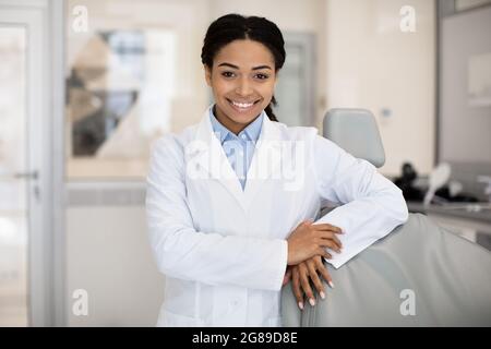 Porträt Der Schwarzen Weiblichen Zahnarzt In Weißem Mantel Posiert In Klinik Innenraum Stockfoto