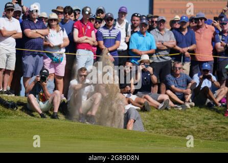 Der Südafrikaner Louis Oosthuizen spielt am vierten Tag der Open im Royal St. George's Golf Club in Sandwich, Kent, aus einem Bunker auf dem 7. Loch. Bilddatum: Sonntag, 18. Juli 2021. Stockfoto