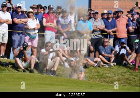 Der Südafrikaner Louis Oosthuizen spielt am vierten Tag der Open im Royal St. George's Golf Club in Sandwich, Kent, aus einem Bunker auf dem 7. Loch. Bilddatum: Sonntag, 18. Juli 2021. Stockfoto