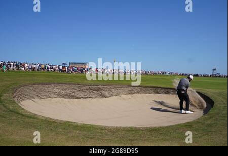 Der Südafrikaner Louis Oosthuizen spielt am vierten Tag der Open im Royal St. George's Golf Club in Sandwich, Kent, von einem Bunker auf das 7. Green. Bilddatum: Sonntag, 18. Juli 2021. Stockfoto