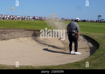 Der Südafrikaner Louis Oosthuizen spielt am vierten Tag der Open im Royal St. George's Golf Club in Sandwich, Kent, von einem Bunker auf das 7. Green. Bilddatum: Sonntag, 18. Juli 2021. Stockfoto