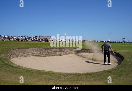 Der Südafrikaner Louis Oosthuizen spielt am vierten Tag der Open im Royal St. George's Golf Club in Sandwich, Kent, von einem Bunker auf das 7. Green. Bilddatum: Sonntag, 18. Juli 2021. Stockfoto