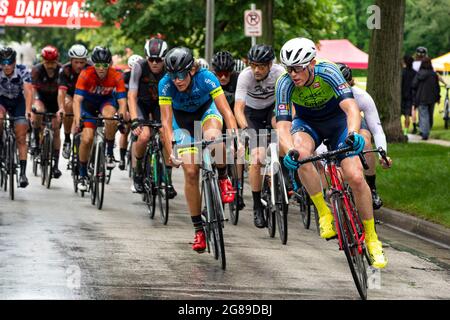 Wauwatosa, WI/USA - 26. Juni 2021: Rennfahrer auf Kurs während der Washington Highlands Kategorie drei Männer Kriterium in der Tour of America's Dairyland. Stockfoto