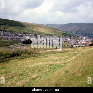 1960, historisch, Cwmparc, Treorchy, Mid-Glamorgan, Wales. VEREINIGTES KÖNIGREICH. Cwmparc war ein Bergbaudorf im Rhonddatal und das Bild zeigt die Linie der Bergarbeiter-Reihenhäuser, die in die Talseite gebaut wurden. Stockfoto