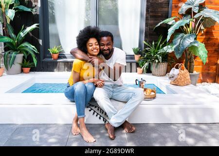 afroamerikanisches Paar zu Hause im Garten - schönes schwarzes Paar, das Zeit zusammen verbringt Stockfoto