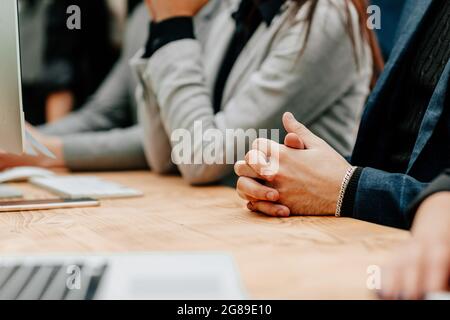 Nahaufnahme. Arbeitsgruppe am Schreibtisch sitzen Stockfoto