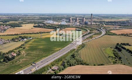 Kraftwerk Ferrybridge in West Yorkshire entlang der Autobahn M62 zwischen Leeds und Ferrybridge. Luftaufnahme der Autobahn Stockfoto