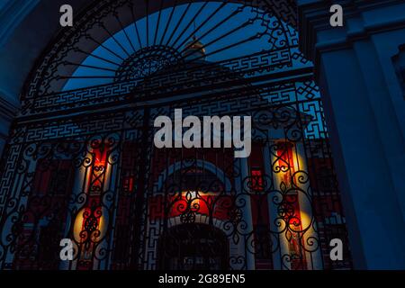 Tor des Klosters der Gottesmutter von Kasan, Kasan, Russland. Nachtansicht. Stockfoto