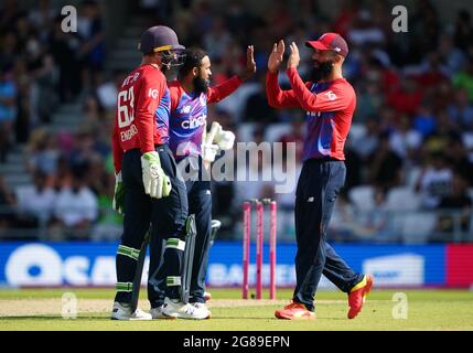 Der englische Adil Rashid (Mitte) feiert, dass er während des Twenty20 International-Spiels im Emerald Headingley, Leeds, das Wicket von Pakistans Sohaib Maqsood nimmt. Bilddatum: Sonntag, 18. Juli 2021. Stockfoto