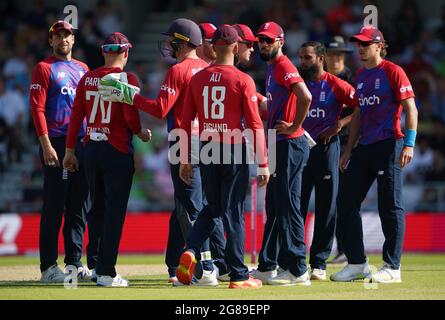 Der englische Adil Rashid (zweite rechts) feiert die Teilnahme am Twenty20 International-Spiel im Emerald Headingley, Leeds, am Wicket des pakistanischen Sohaib Maqsood. Bilddatum: Sonntag, 18. Juli 2021. Stockfoto