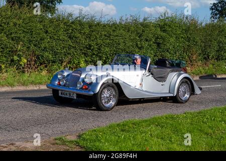 1995 90s Silber Morgan Fahrzeuge 4-Gang-manuell-Sportwagen auf dem Weg zur Capesthorne Hall classic Juli Car Show, Cheshire, Großbritannien Stockfoto