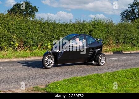 2007 Black Carver One Trike, 659cc Benzin-Motorrad Persu Mobility Carver One, Lean Machine, Elektro-Dreirad-Fahrzeug auf dem Weg nach Capesthorne Hall Stockfoto