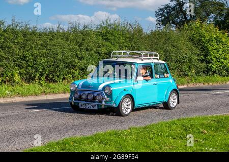 1999 90s Rover blau weiß Mini-Cooper 1275 ccm Limousine Fahrzeuge auf dem Weg zur Capesthorne Hall Classic Car Show im Juli, Ceshire, Großbritannien Stockfoto