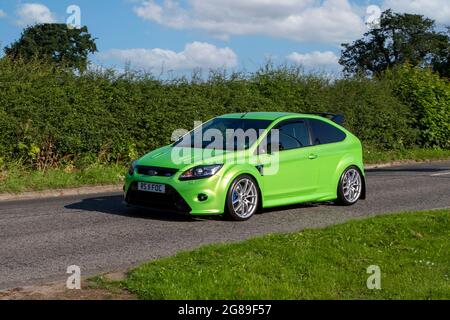 2011 Ford Focus RS 2521 ccm grüner Heckklappe; Fahrzeuge auf dem Weg zur Capesthorne Hall Classic Car Show im Juli, Cheshire, Großbritannien Stockfoto