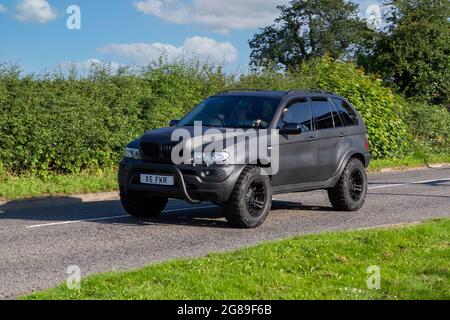 Der schwarze BMW 2005 IST EIN 6-Gang-Automatikfahrzeug mit 4799ccm Benzin-SUV auf dem Weg zur Capesthorne Hall Classic July Car Show, Ceshire, Großbritannien Stockfoto