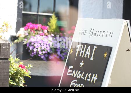 Charming British Pub Food Sign-on-Angebot (Thai & Englisch ) wird außerhalb des Griffin Pub, Danbury, Essex Britain angezeigt Stockfoto