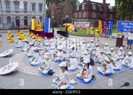 London, Großbritannien. Juli 2021. Falun Gong-Praktizierende und Unterstützer versammelten sich vor dem Parlamentsgebäude, um gegen die Verfolgung von Falun Gong (auch bekannt als Falun Dafa)-Meditationspraktikern durch die chinesische Regierung durch Entführungen, Inhaftierung, Folter und Organraub zu protestieren. (Kredit: Vuk Valcic / Alamy Live News) Stockfoto