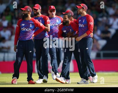 Der englische Adil Rashid (zweite rechts) feiert die Aufnahme des pakistanischen Mohammad Rizwan während des Twenty20 International-Spiels im Emerald Headingley, Leeds. Bilddatum: Sonntag, 18. Juli 2021. Stockfoto