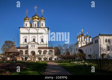 Das Joseph-Wolotsky-Kloster, die Mariä-Himmelfahrt-Kathedrale und die Epiphanie-Kirche. Teryaevo Dorf, Region Moskau, Russland Stockfoto