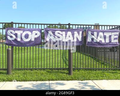 Stop Asian Hate Banner hängt an einem Zaun vor einer Mittelschule in einem Vorort von Chicago zur Unterstützung der AAPI-Gemeinschaft. Stockfoto