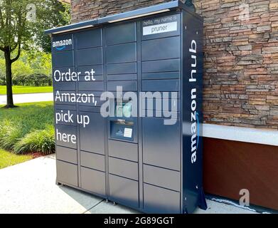 Amazon Hub locker für alternative Lieferstelle außerhalb eines Convenience-Stores ermöglicht es Käufern, bei Amazon zu bestellen und am Schließfach abzuholen. Stockfoto