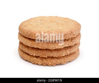 Stapel von mehreren frischen VollkorngebCookies auf weiß isoliert. Stockfoto