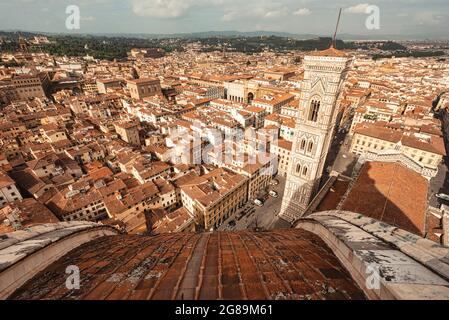 Weitwinkelansicht von der Kuppel auf die Skyline des alten florenz und des giotto campanile Stockfoto