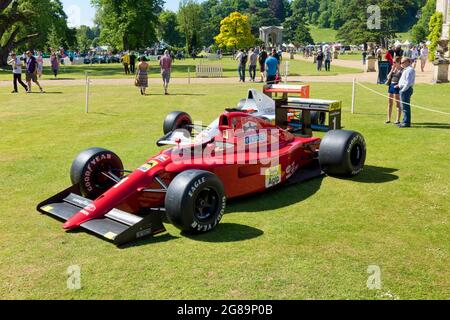 Wilton, Wiltshire, Großbritannien - 7 2015. Juni: Zwei Formel-1-Rennwagen, die an dem Absturz des Großen Preises von Japan 1990 beteiligt waren, angetrieben von Ayrton Senna & Alain Prost Stockfoto