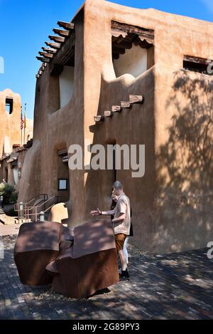 Das New Mexico Museum of Art in Santa Fe, New Mexico, wurde 1917 eröffnet und wurde im Pueblo Revival Architekturstil erbaut. Stockfoto