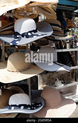 Koper, Slowenien - 12. Juli 2021: Modische Strohhüte auf dem Display. Schutz vor der Sonne an heißen Tagen. Stockfoto