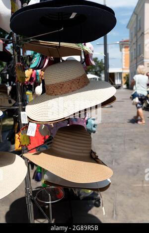 Koper, Slowenien - 12. Juli 2021: Modische Strohhüte auf dem Display. Schutz vor der Sonne an heißen Tagen. Stockfoto