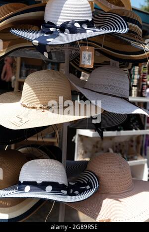 Koper, Slowenien - 12. Juli 2021: Modische Strohhüte auf dem Display. Schutz vor der Sonne an heißen Tagen. Stockfoto