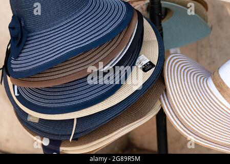 Koper, Slowenien - 12. Juli 2021: Modische Strohhüte auf dem Display. Schutz vor der Sonne an heißen Tagen. Stockfoto