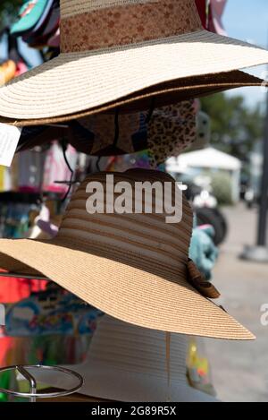 Koper, Slowenien - 12. Juli 2021: Modische Strohhüte auf dem Display. Schutz vor der Sonne an heißen Tagen. Stockfoto