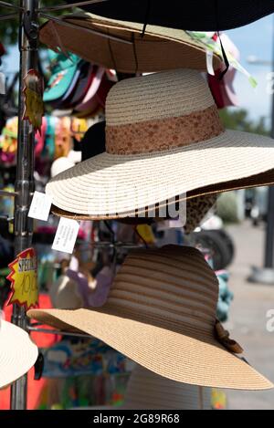 Koper, Slowenien - 12. Juli 2021: Modische Strohhüte auf dem Display. Schutz vor der Sonne an heißen Tagen. Stockfoto