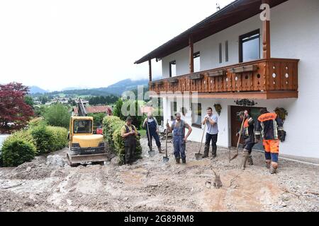 18. Juli 2021, Bayern, Schönau: Arbeiter werden bei Stürmen und Überschwemmungen im Berchtesgadener Land in Bayern gesehen. Foto: Felix Hörhager/dpa Stockfoto