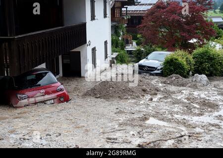 18. Juli 2021, Bayern, Schönau: Autos sanken bei Sturm und Hochwasser im Berchtesgadener Land in Schlamm. Foto: Felix Hörhager/dpa Stockfoto