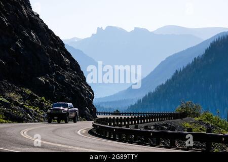 Verkehr und Straßen im Yellowstone National Park, Wyoming, USA, in der Nähe der östlichen Einfahrt zum Park an der East Entring Road. Stockfoto