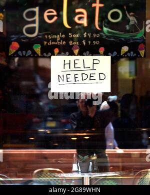 Ein Help Wanted Schild, das an der Windwatte einer Eisdiele und eines Eiscafés in Santa Fe, New Mexico, klebt. Stockfoto