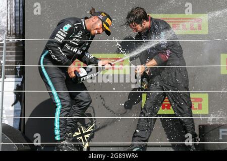 Silverstone, Großbritannien. Juli 2021. Silverstone Circuit, 18. Juli 2021 Lewis Hamilton (GBR), Mercedes AMG Petronas W12 feiert auf dem Podium nach dem Sieg beim FORMEL-1-RENNEN VON PIRELLI BRITISH GRAND PRIX in Silverstone, Großbritannien Credit: Phil Duncan Every Second Media/Alamy Live News Stockfoto