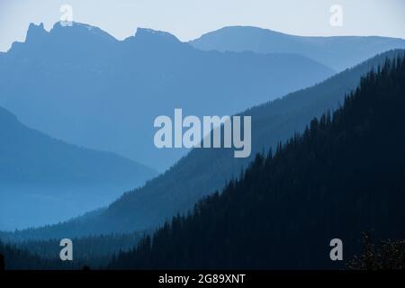 Blue Mountain Ridges, östlich des Yellowstone National Park in der Nähe von Cody, Wyoming, USA. Stockfoto