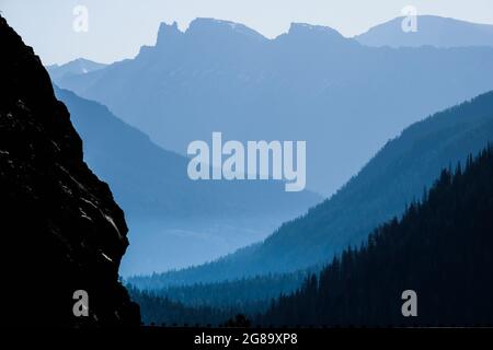 Blue Mountain Ridges, östlich des Yellowstone National Park in der Nähe von Cody, Wyoming, USA. Stockfoto