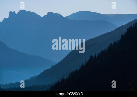 Blue Mountain Ridges, östlich des Yellowstone National Park in der Nähe von Cody, Wyoming, USA. Stockfoto