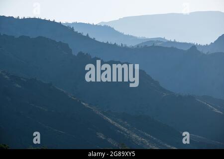 Blue Mountain Ridges, östlich des Yellowstone National Park in der Nähe von Cody, Wyoming, USA. Stockfoto