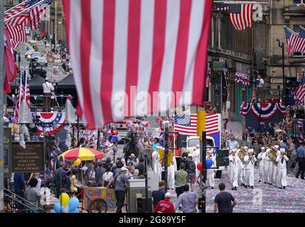 Während der Dreharbeiten für den vermutlich neuen Indiana Jones 5-Film mit Harrison Ford wird auf der St. Vincent Street im Stadtzentrum von Glasgow eine Parade-Szene gedreht. Bilddatum: Sonntag, 18. Juli 2021. Stockfoto