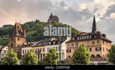 Bacharach in der Rheinschlucht, Landkreis Mainz-Bingen in Rheinland-Pfalz, Deutschland. Oberhalb der Stadt steht die Burg Stahleck. Stockfoto