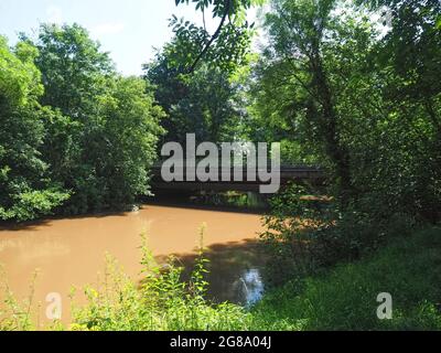 Braun schlammiger Erft nach der Flut in Grevenbroich in Deutschland Stockfoto